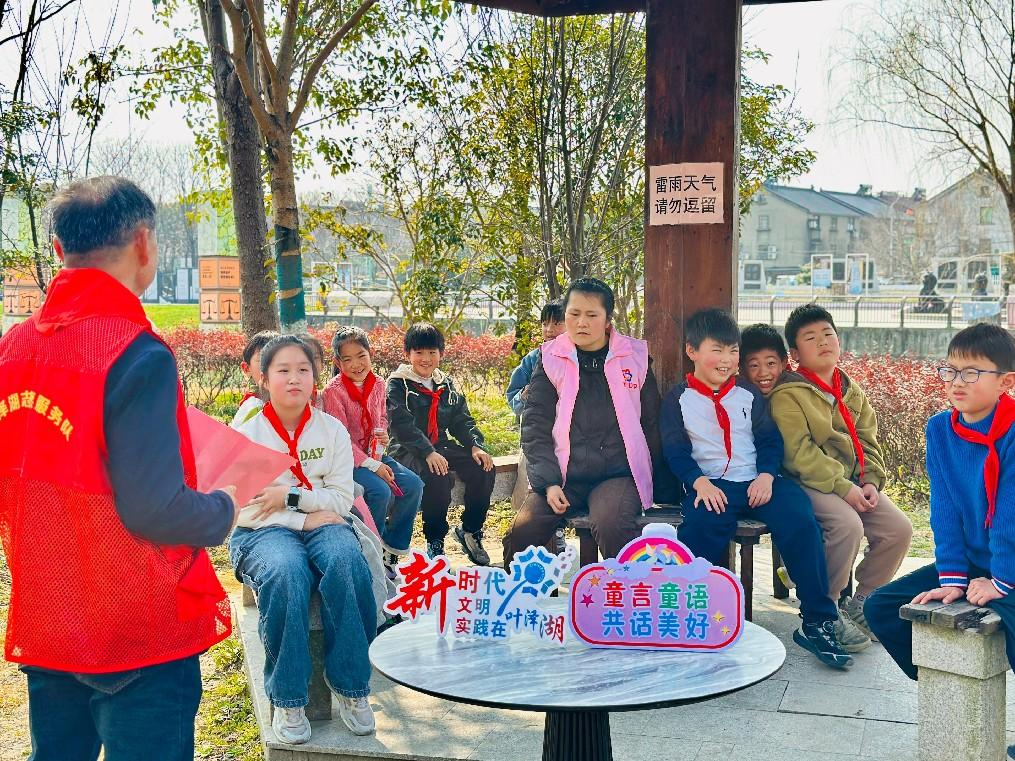 1741224809642736.png 江陵街道叶泽湖村:老少共话学雷锋 温暖同行见精神2.png