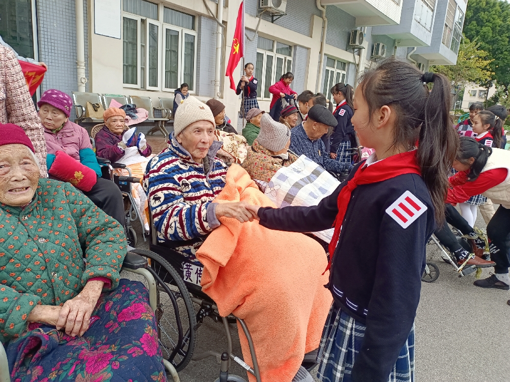 “红领巾”志愿者与老人开心交流.jpg