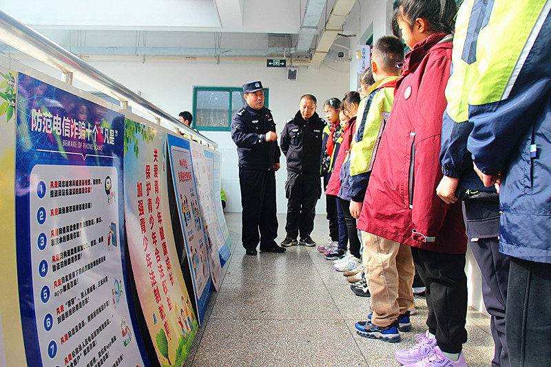 玄武湖街道关工委联合开展校园反诈宣传活动，筑牢师生安全防线 (1).jpg
