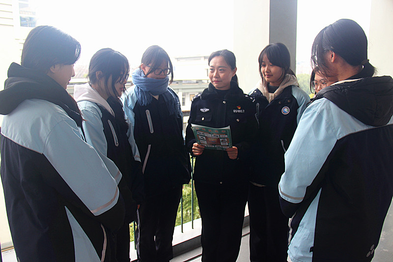 玄武湖街道关工委联合开展校园反诈宣传活动，筑牢师生安全防线 (2).jpg