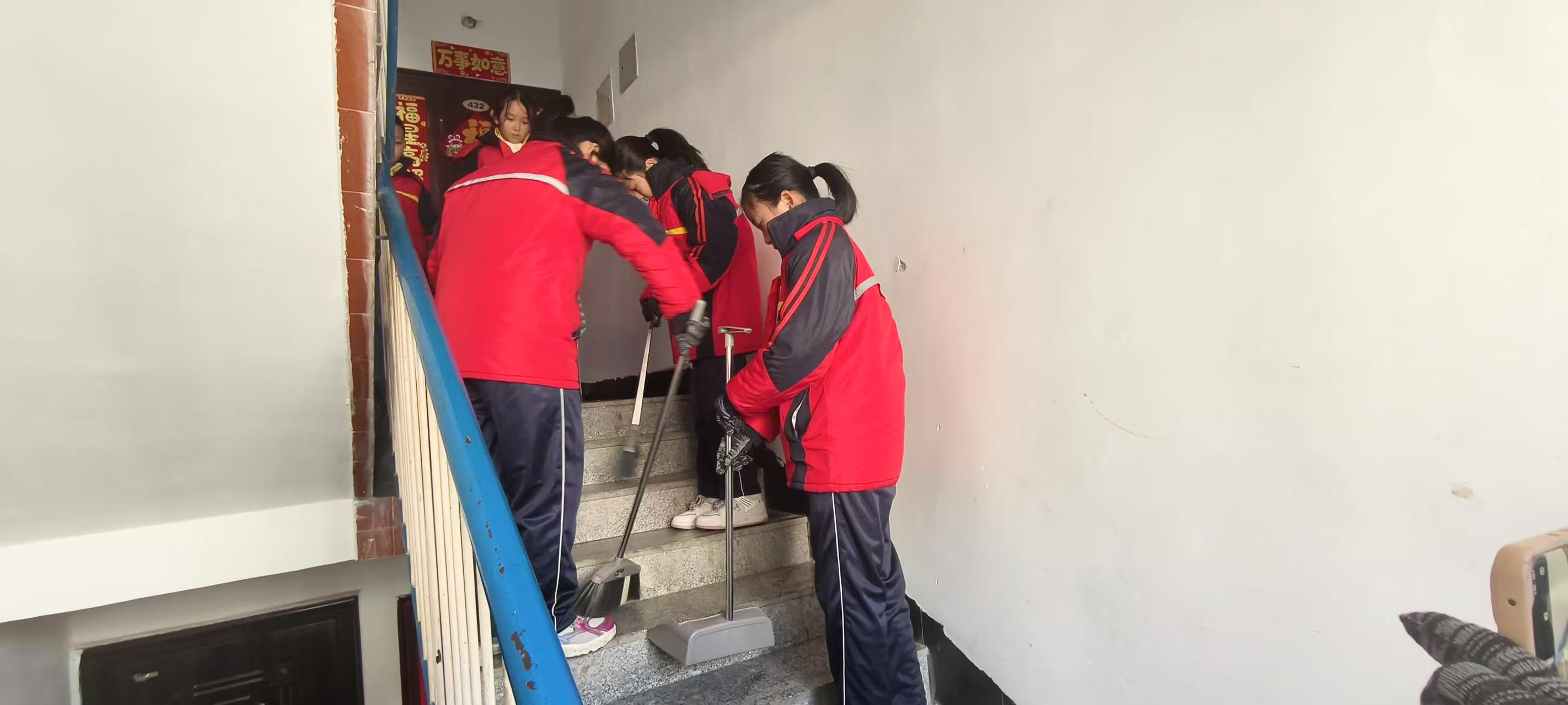 1741524384368914.jpg 元宝山区东城街道银河社区关工委学雷锋活动照片3.jpg