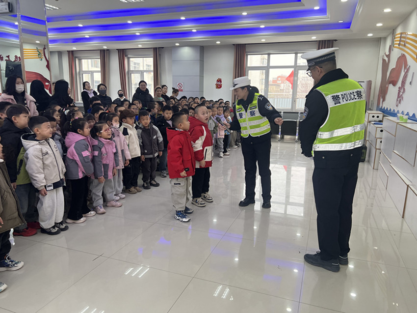 元宝山区东城街道银河社区关工委法治安全教育活动照片2_副本.jpg