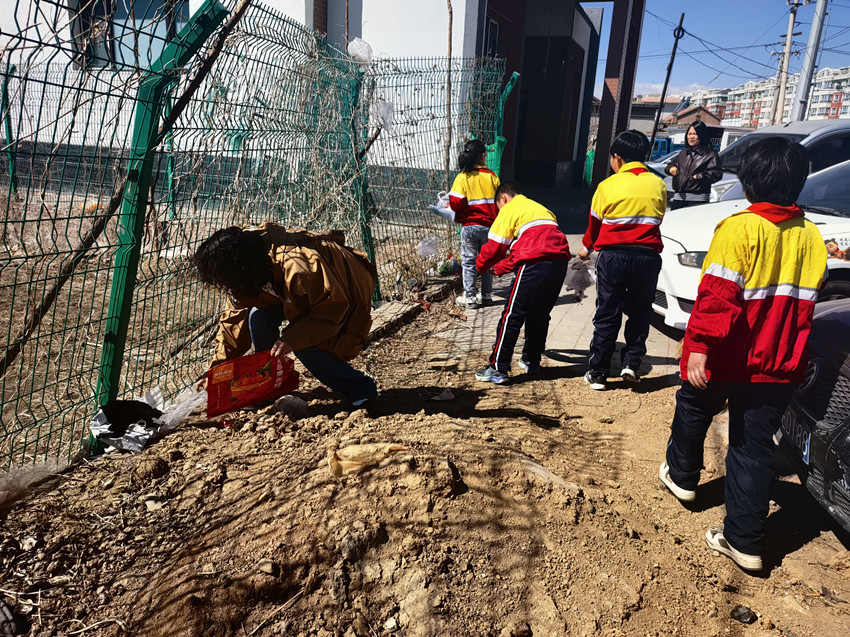 元宝山区建昌营小学学雷锋活动月照片19_副本.jpg