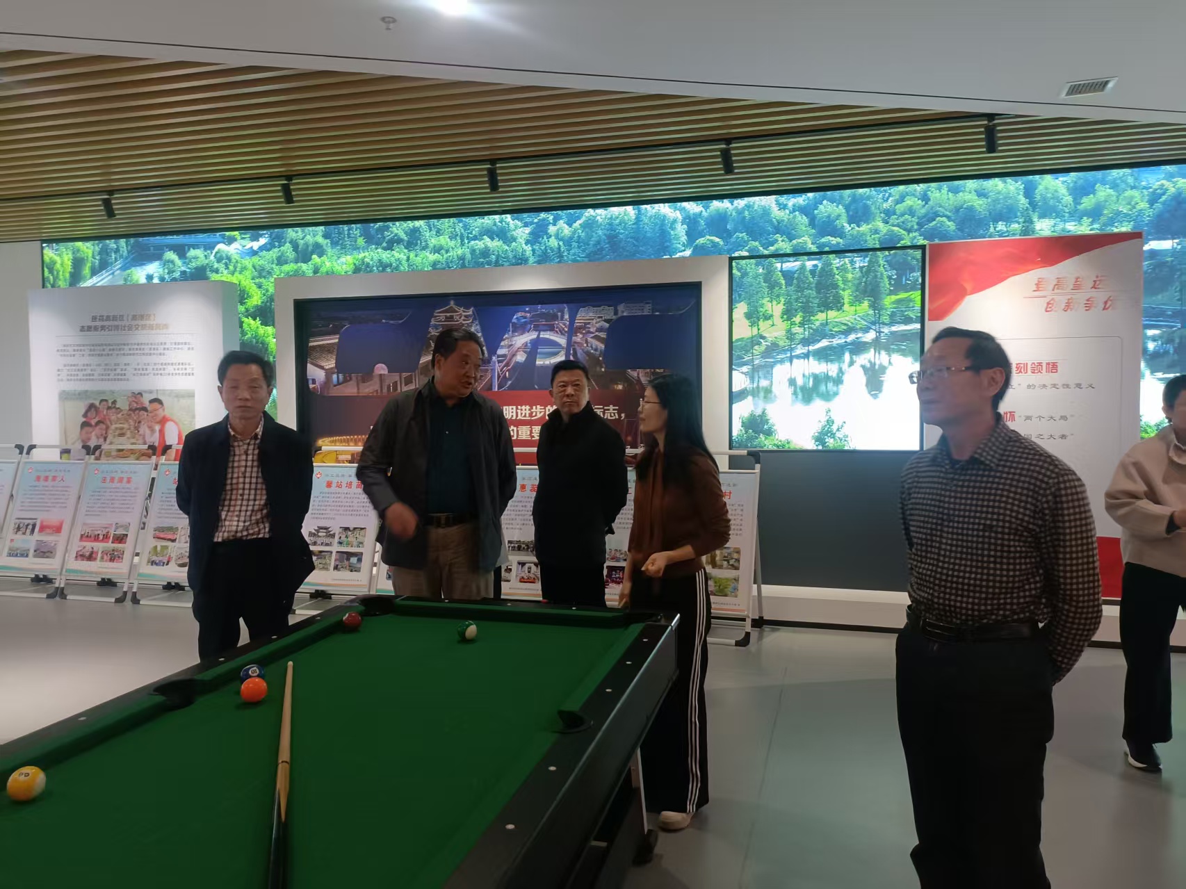 1744021842167337.jpg 20250407市关工委田主任在总站.jpg