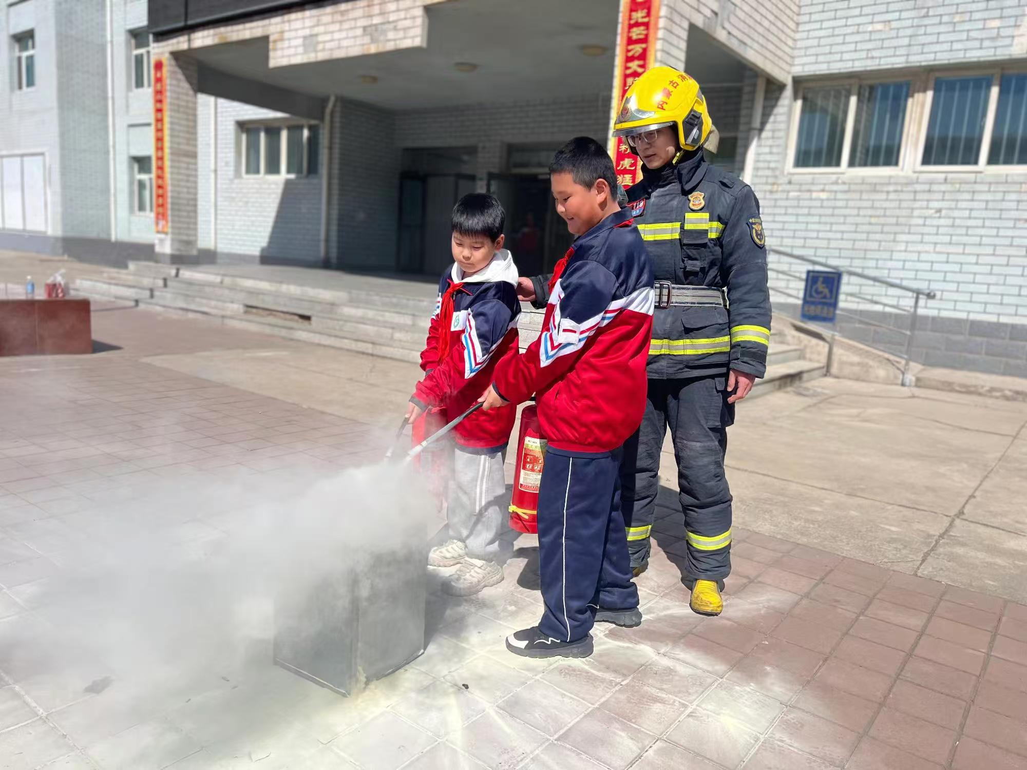 元宝山区星光小学消防安全教育活动照片10.jpg