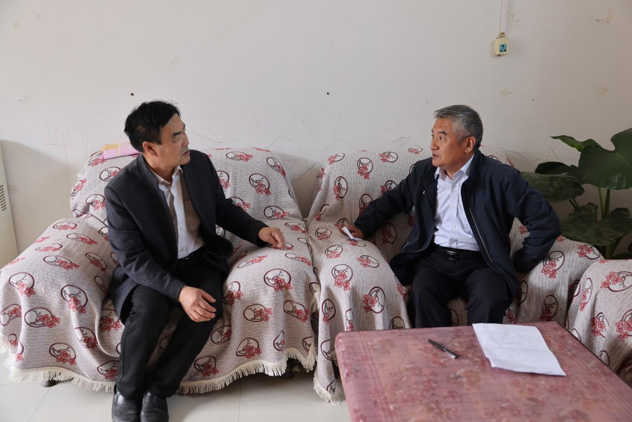 1744618101724032.png 1.1周庆明(右一)走访知情人士,挖掘红色文化资源.png