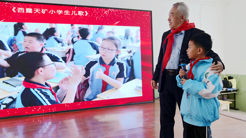 元宝山区西露天矿区小学关工委开展“五老”进校园活动照片7_副本.jpg