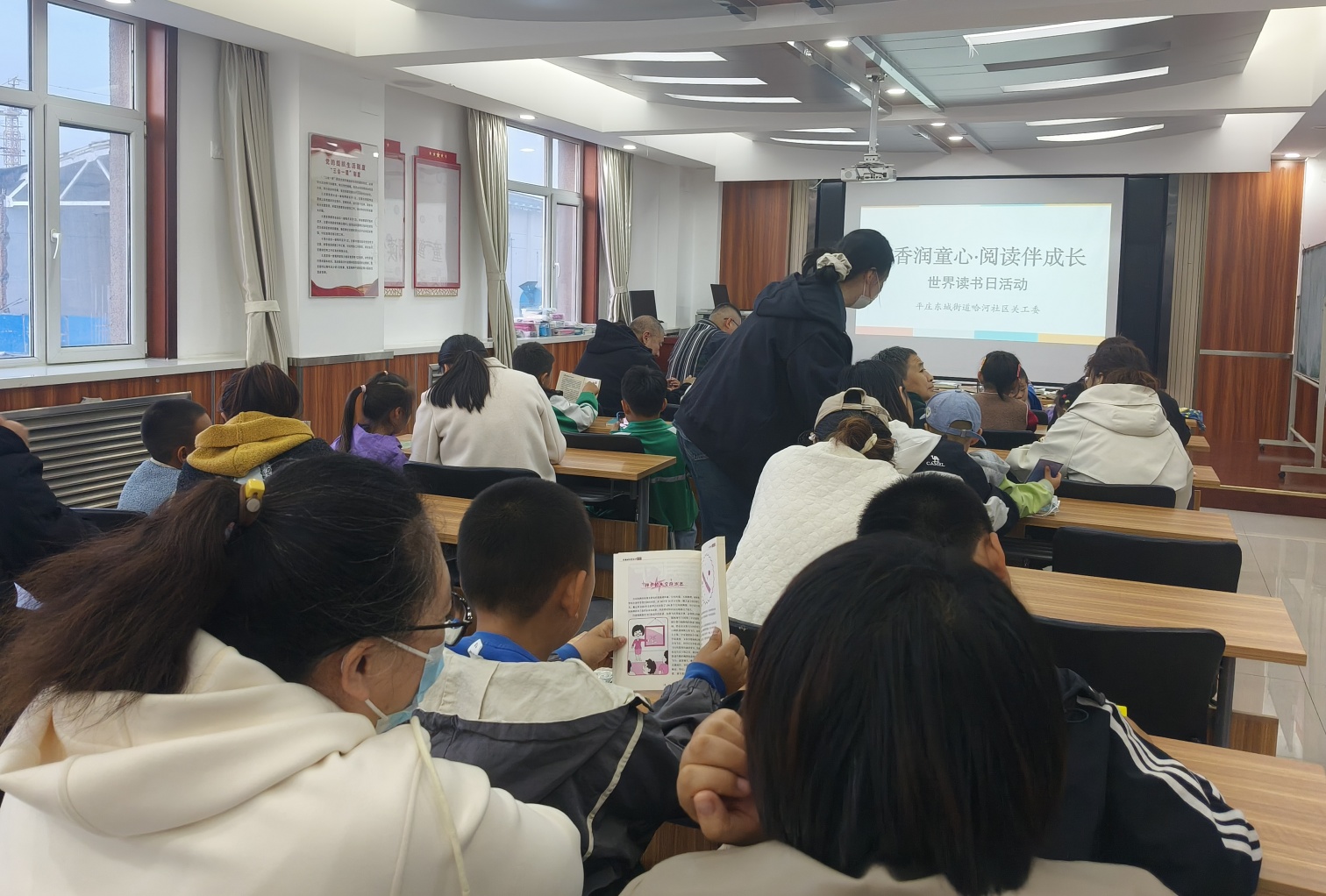 元宝山区东城街道哈河街社区关工委读书日活动照片3_副本.jpg