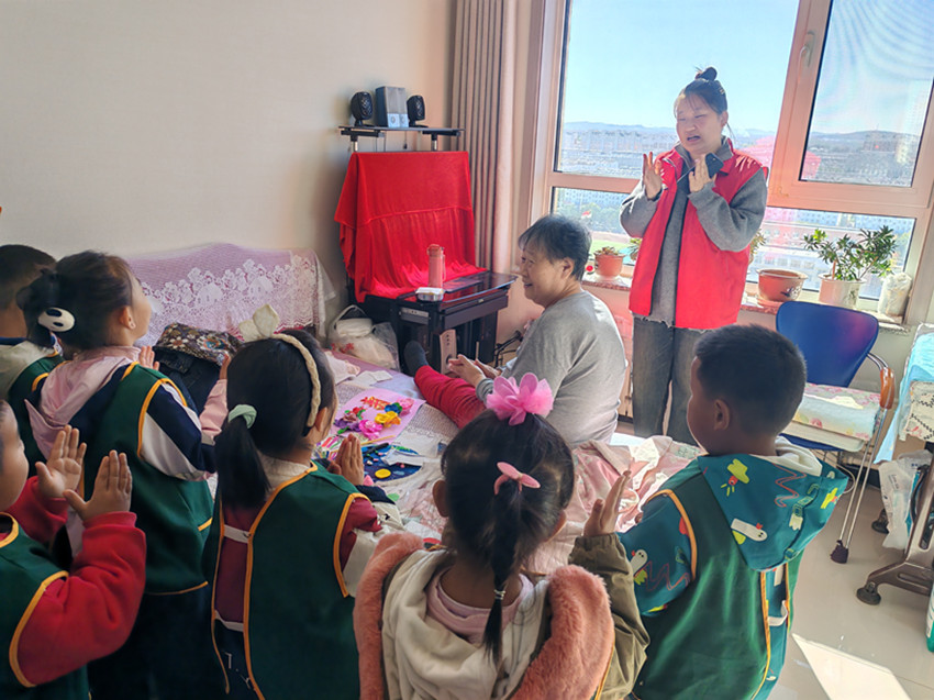 元宝山区平庄西城街道新景四季东社区、七幼开展慰问老人活动照片2_副本.jpg