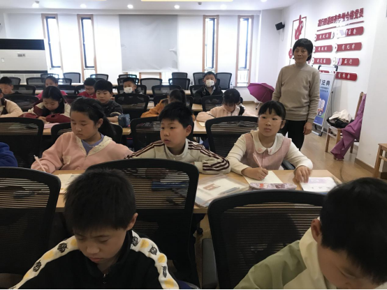 同里镇鱼行社区 “五老”倾心育幼苗.png