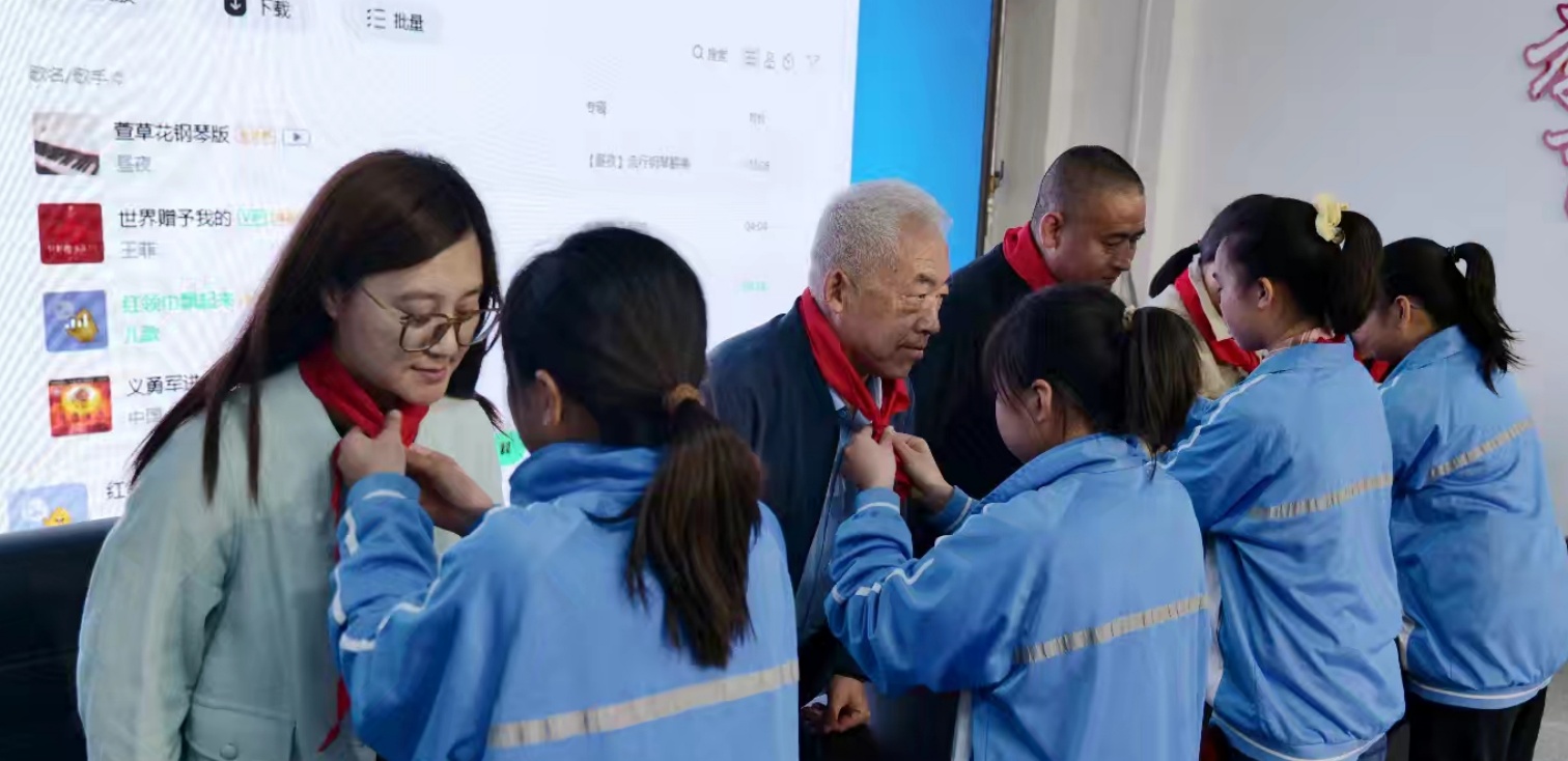 元宝山区元宝山镇建昌营小学“五老”进校园活动照片1_副本.jpg