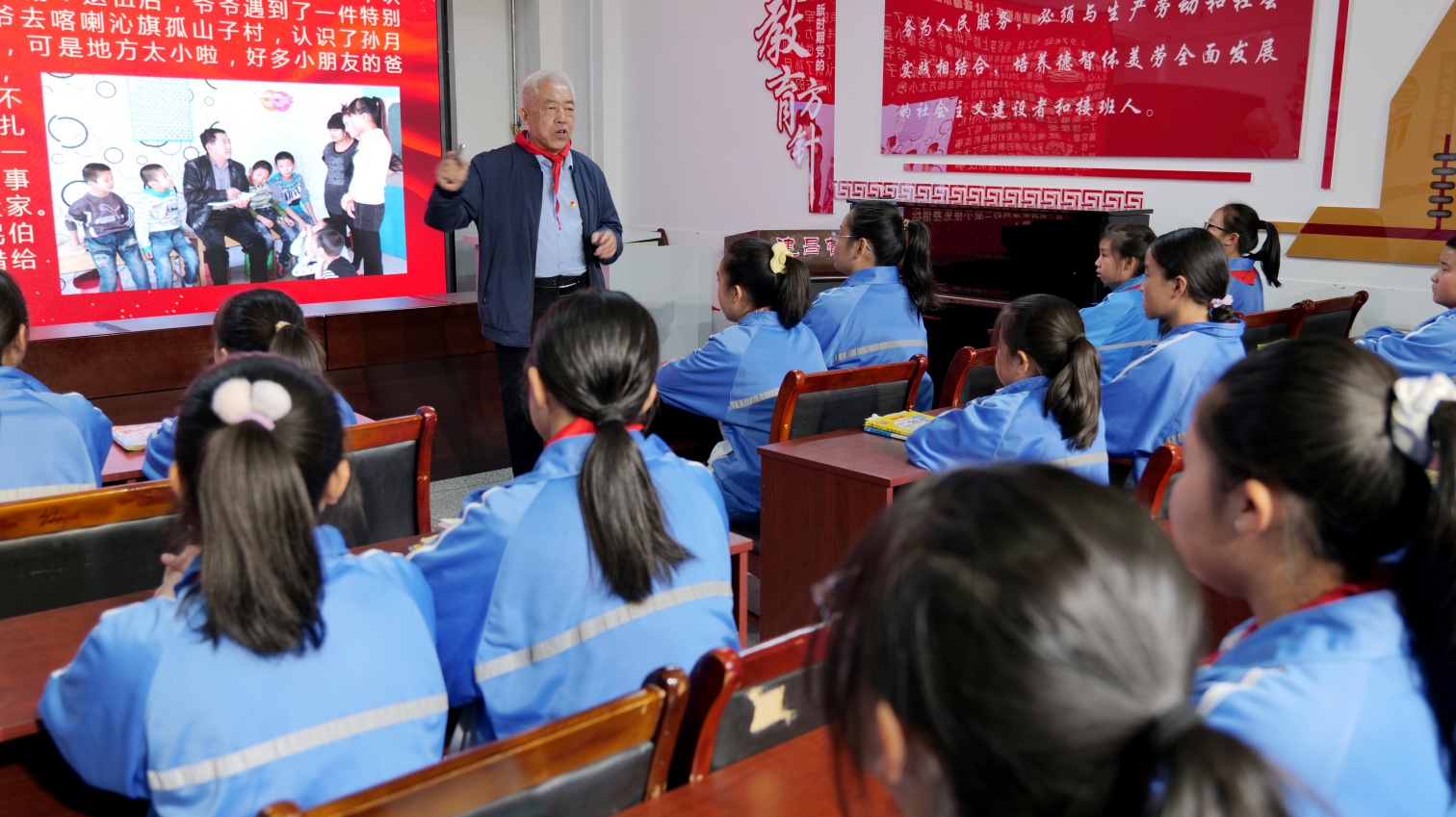 元宝山区元宝山镇建昌营小学关工委“‘五老’进校园活动照片1_副本.jpg