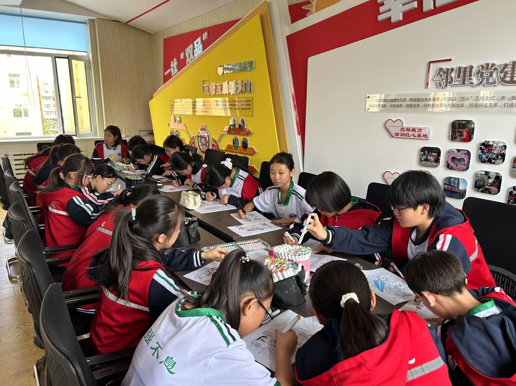 元宝山区平庄城区街道天山社区关工委开展“共筑团结梦 同绘中华情'活动照片1.jpg