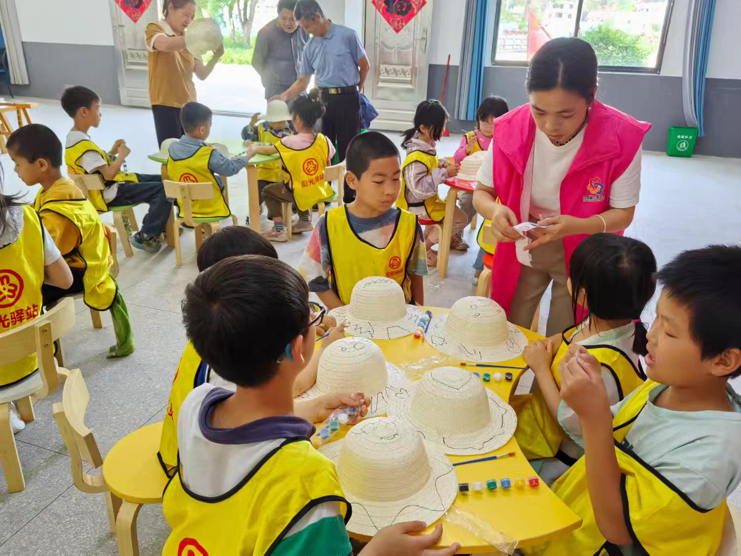 志愿者指导小朋友进行手工制作.jpg