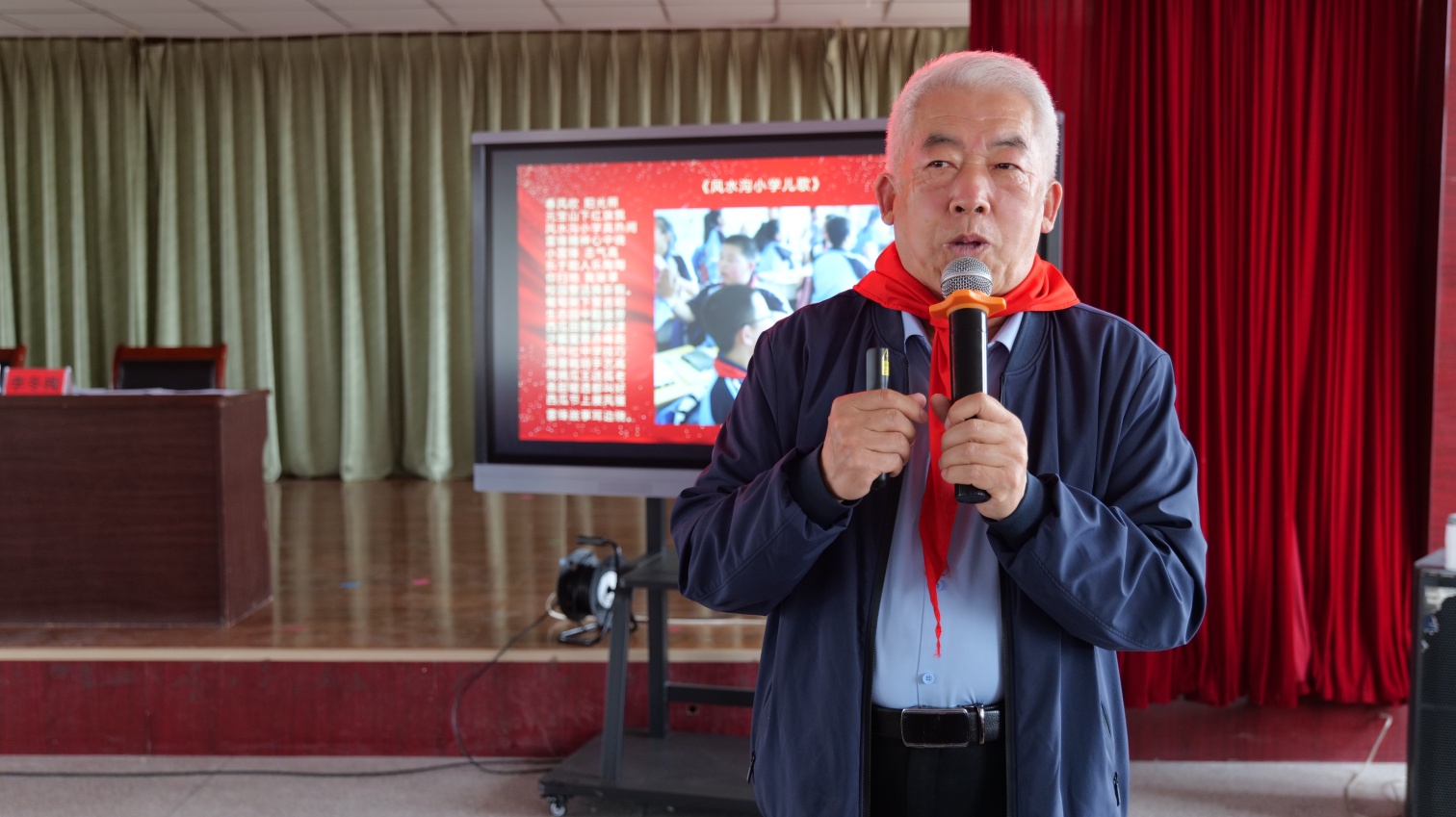 1747796789294381.jpg 元宝山区风水沟小学“五老”进校园学雷锋活动照片12_副本.jpg