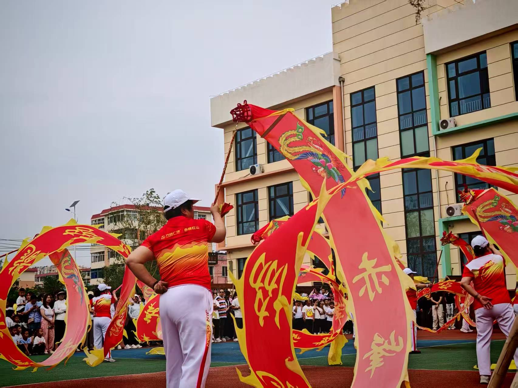 元宝山区云杉路街道中心路社区开展“银发助舞添活力 老少共融开新篇”六一儿童节主题活动照片4.jpg