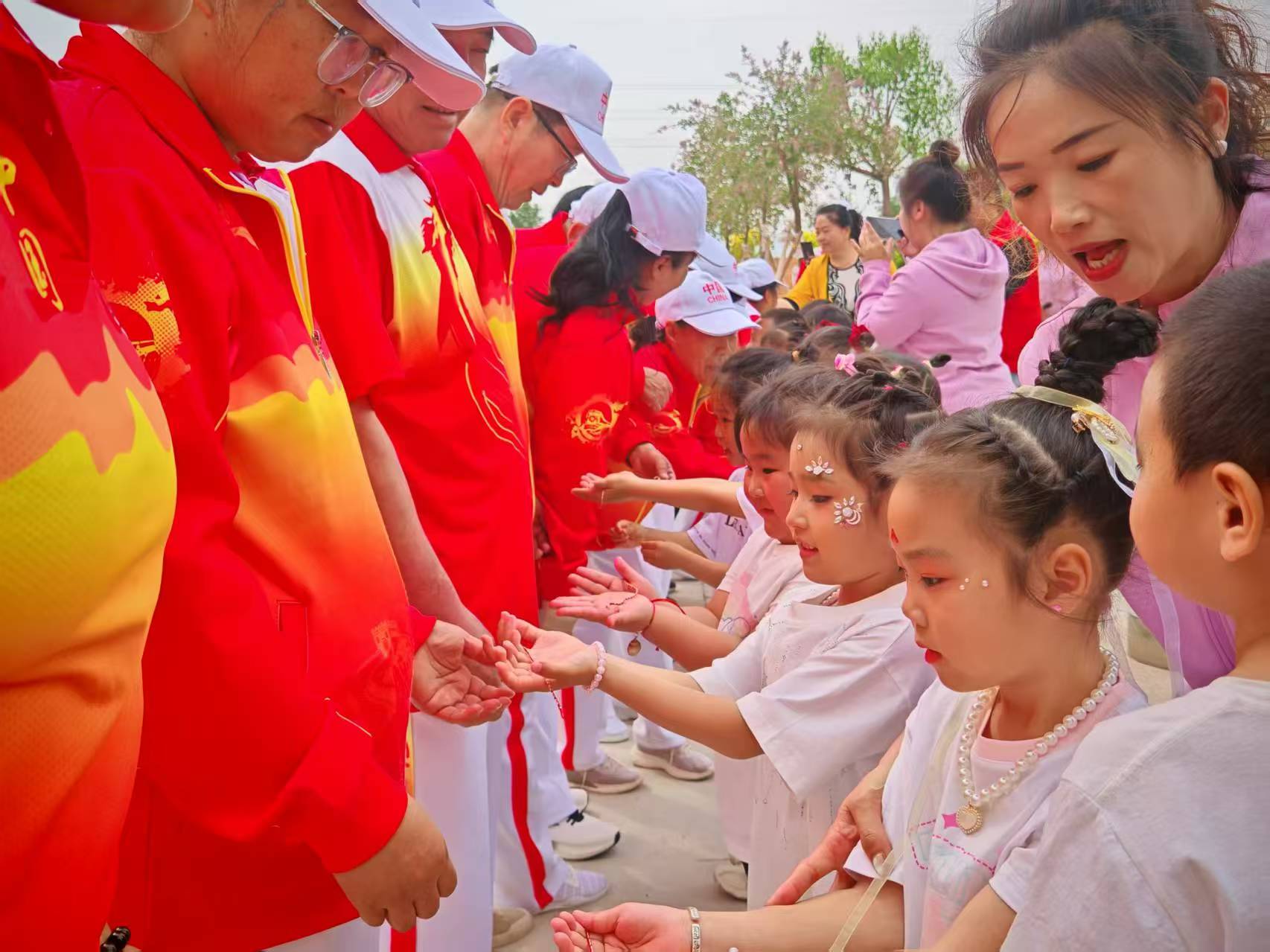 元宝山区云杉路街道中心路社区开展“银发助舞添活力 老少共融开新篇”六一儿童节主题活动照片6.jpg