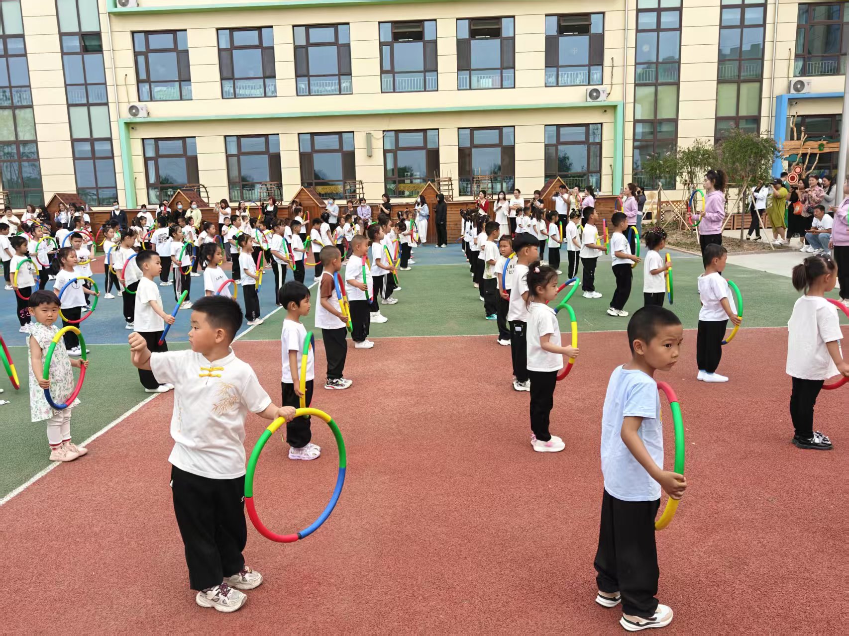 元宝山区云杉路街道中心路社区开展“银发助舞添活力 老少共融开新篇”六一儿童节主题活动照片2.jpg