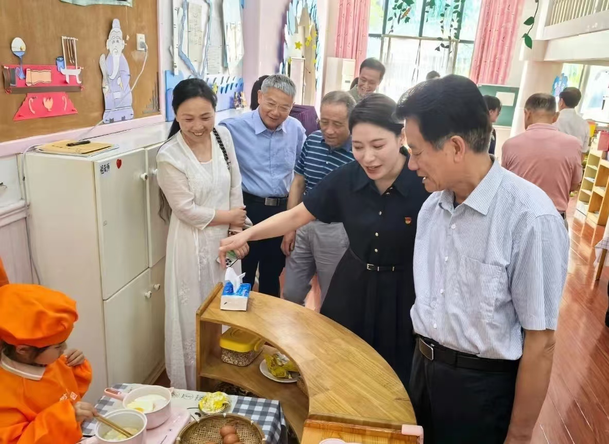 1749019639968528.jpg 六一走访暖童心1.jpg