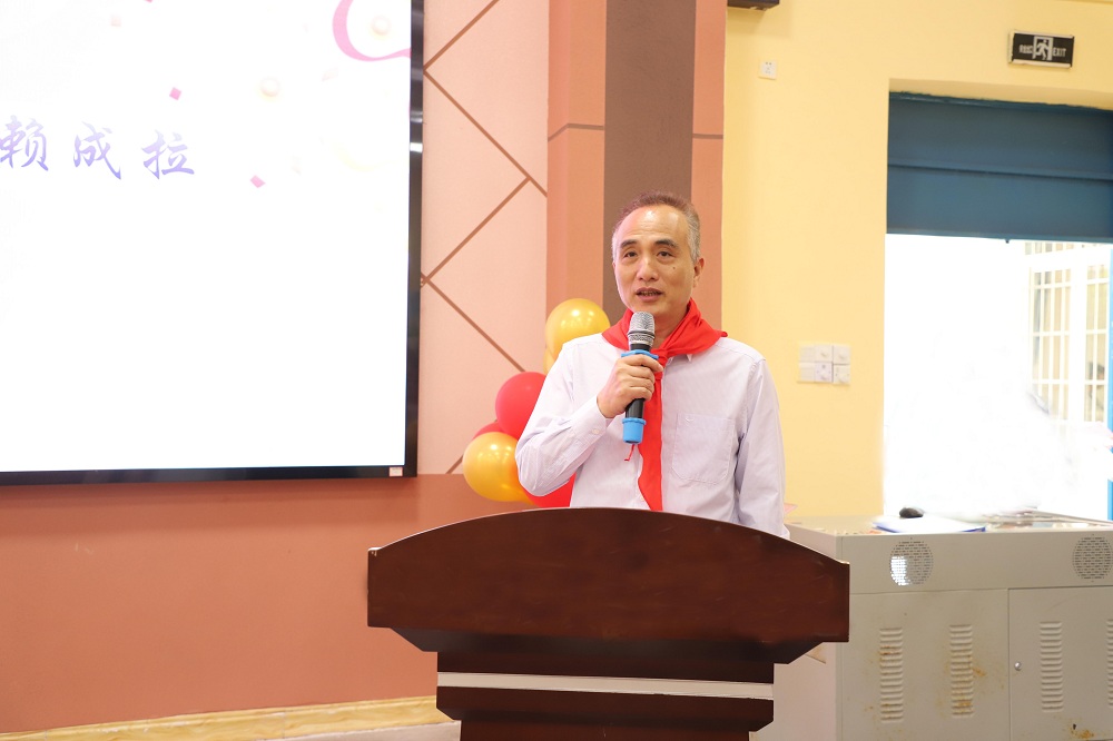 1749030482408006.jpg 市关工委驻会副主任赖成拉代表市关工委给同学们致以节日的问候和最美好的祝愿.jpg