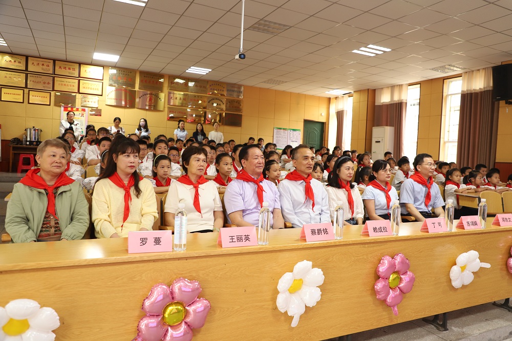 1749030526378211.jpg 鱼峰区关工委执行主任蔡爵铭、驻会常务副主任王丽英,五里亭街道党工委副书记丁可,羊角山社区党委书记、社区主任、关工委领导小组组长罗蔓,五里亭街道关工委驻会常务副主任全丽珠前往陪同慰问。.jpg