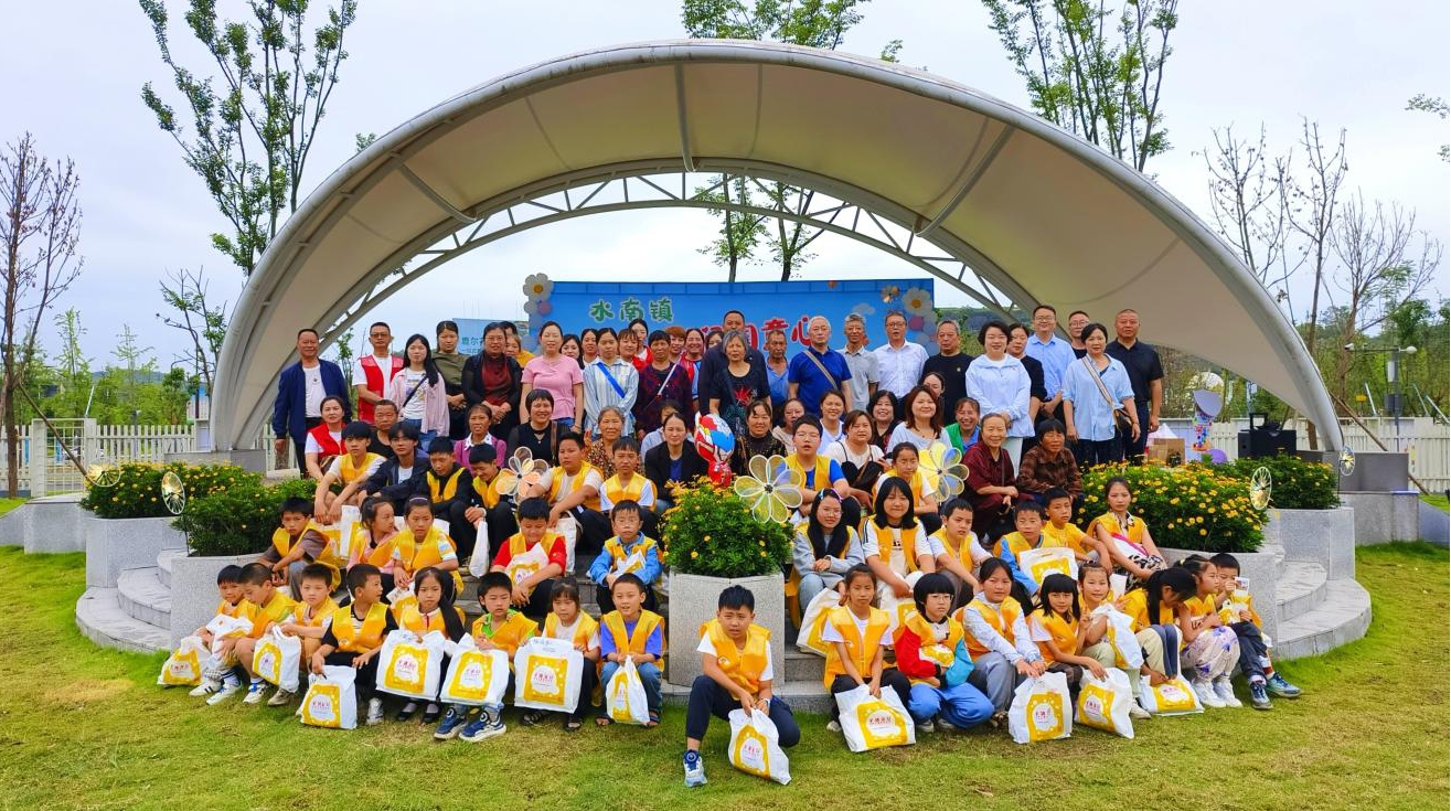 1749084767165261.jpg 资中县关工委开展“关爱润童心 快乐庆六一”趣味活动.jpg