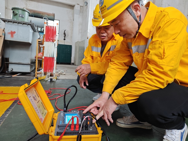 图为胡红顺（右一）在进行变压器试验作业。陈玉龙 摄.jpg