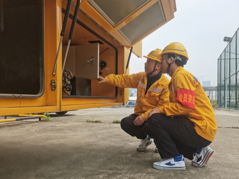 图为胡红顺（左一）在给青年职工讲解作业技巧。黄习芸 摄.jpg