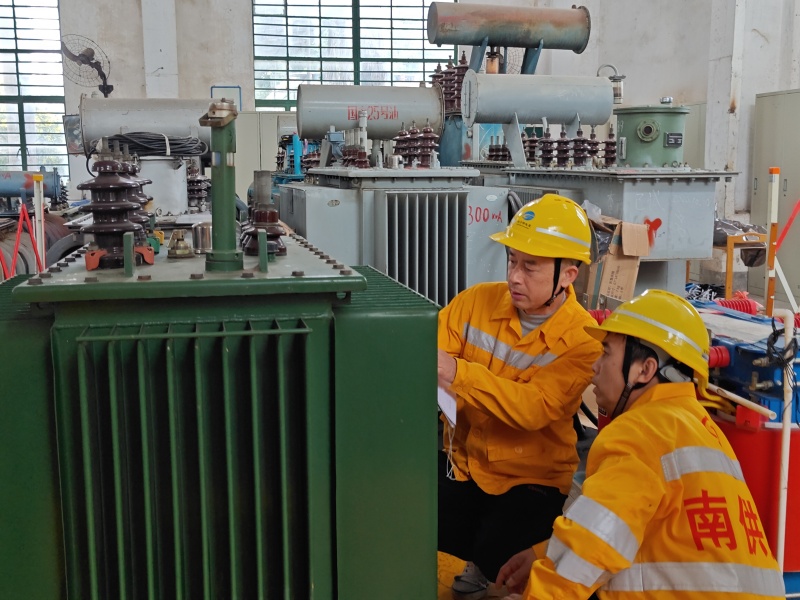 图为胡红顺（左一）在进行变压器试验作业。陈玉龙 摄.jpg