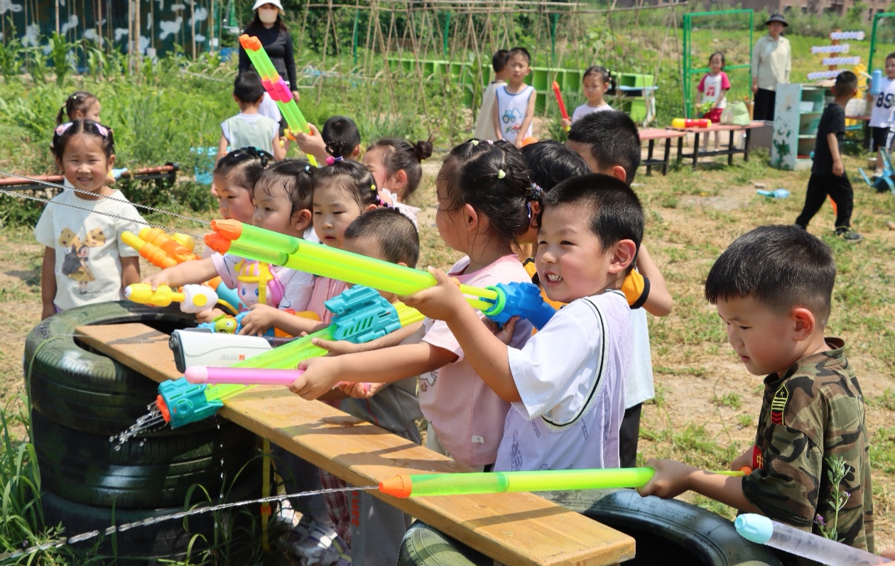 元宝山区第四幼儿园“玩水+骑行+科学”欢乐三重奏活动照片11.jpg
