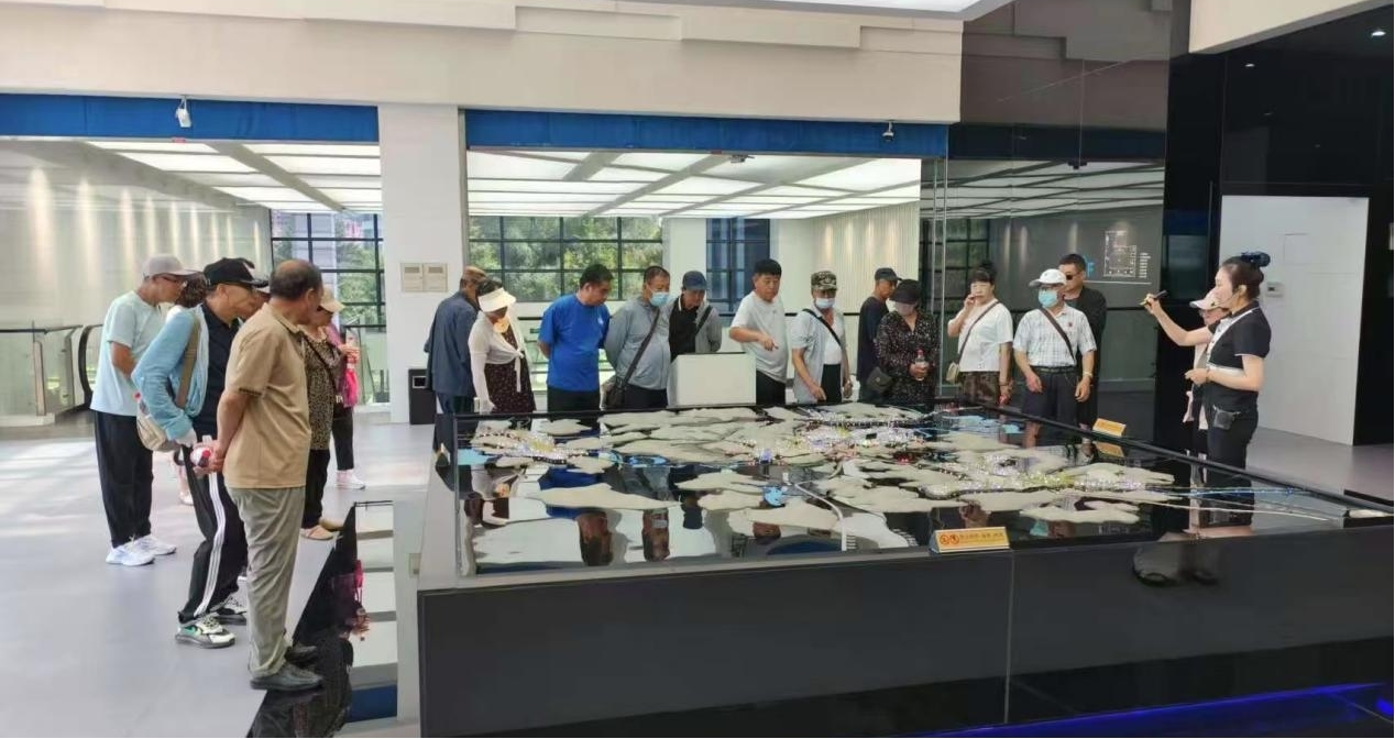 1751006628618446.jpg 2025.06.26耐火社区关工委参观城市建设展览馆照片.jpg