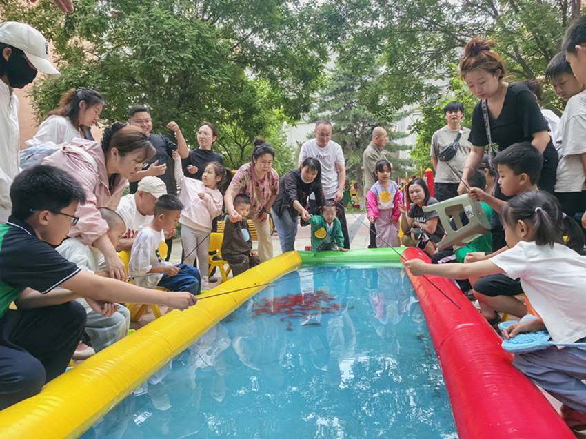 元宝山区西城街道王府社区“竿钓碧波鱼跃趣 丝缠甜雪糖飘香”活动照片4_副本.jpg