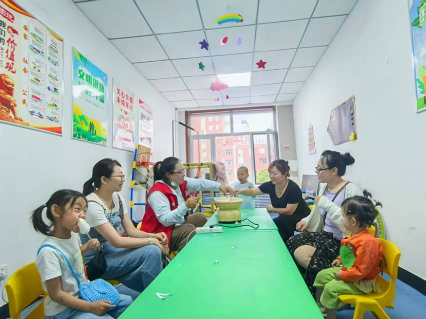 元宝山区西城街道王府社区“竿钓碧波鱼跃趣 丝缠甜雪糖飘香”活动照片5_副本.jpg