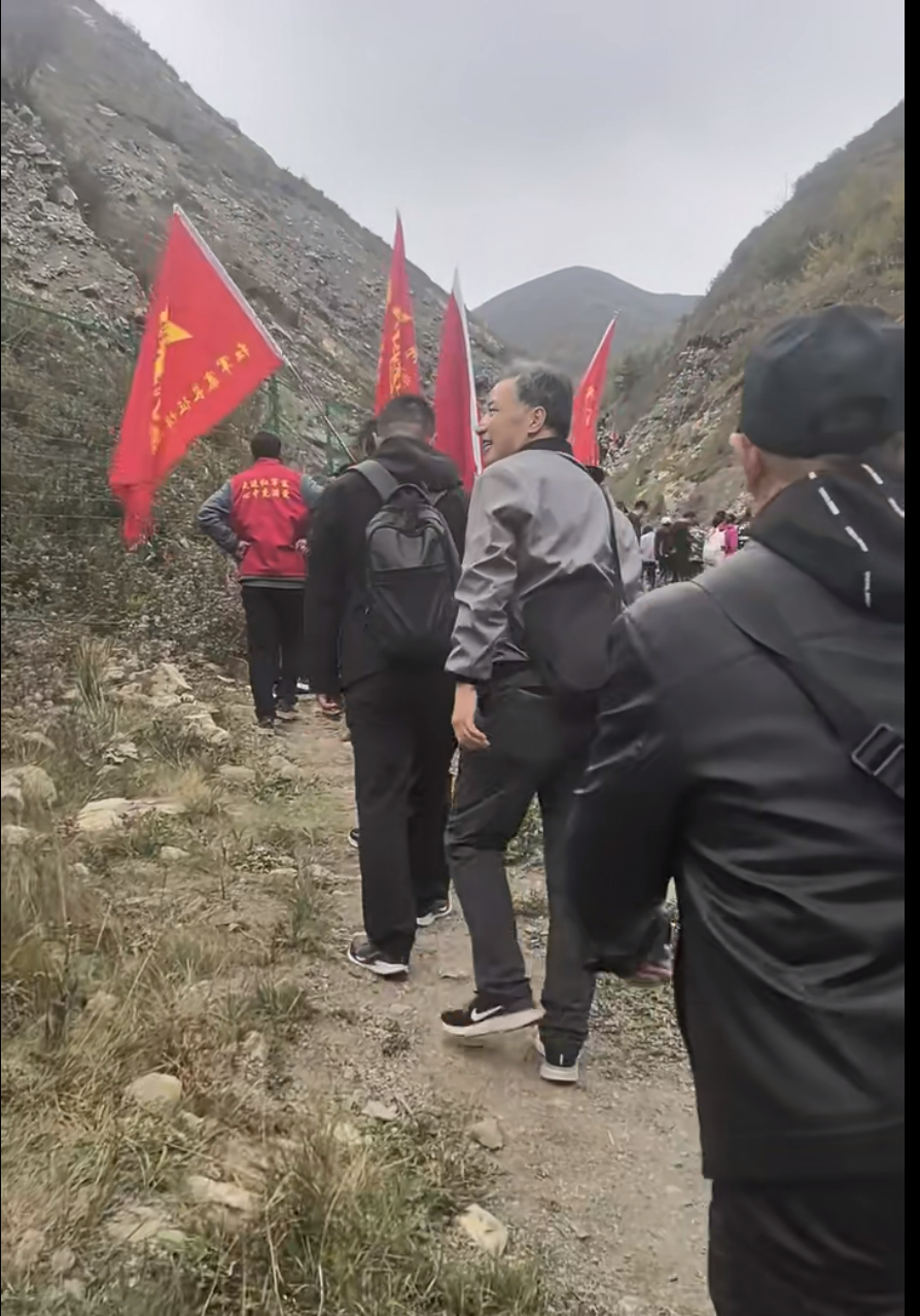 1751508816681441.png 六盘山祭奠英烈1.png