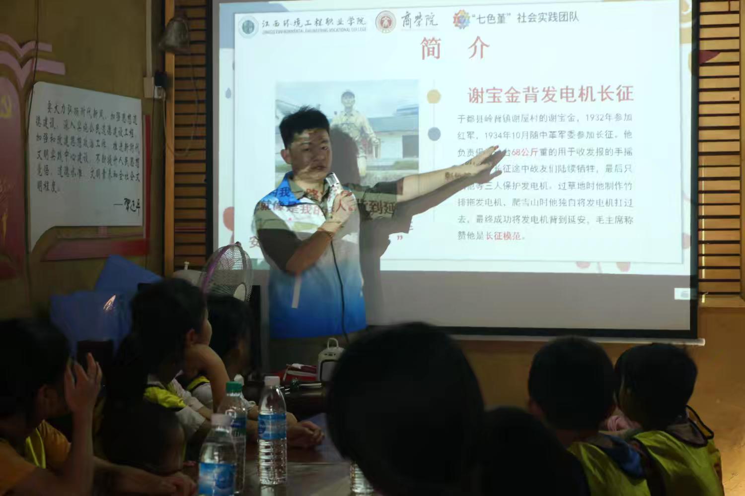 1751879343932470.jpg 学生志愿者讲述红色故事.jpg