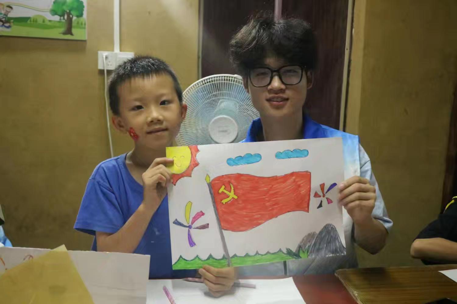 1751879357522989.jpg 志愿者带孩子们一起画画.jpg