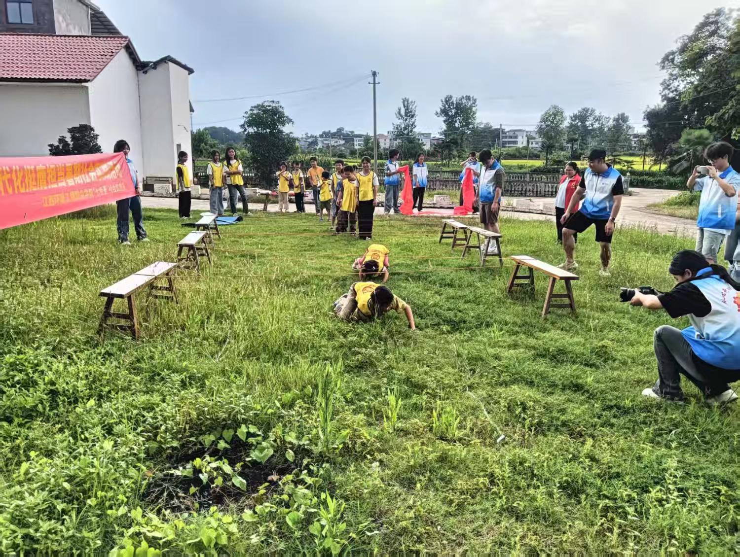 1751879375657704.jpg 志愿者组织孩子做游戏.jpg