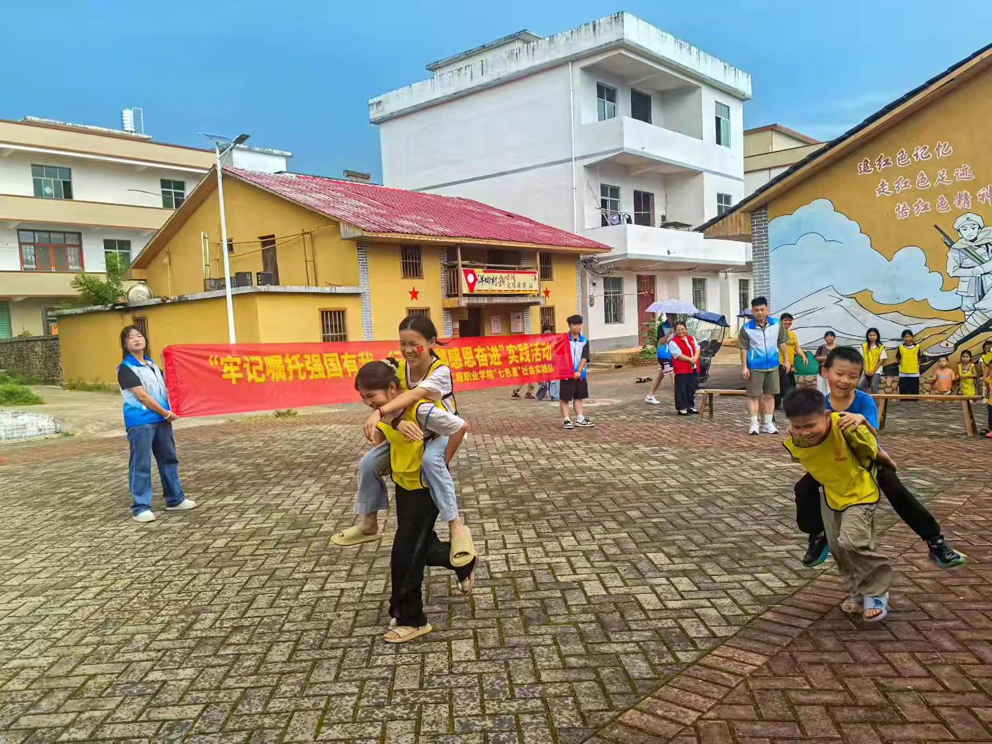 1751879383908951.jpg 组织孩子做游戏.jpg