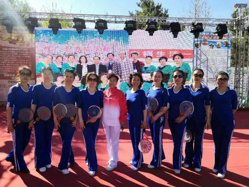 1752115285492879.jpg 张秋燕主任带领她的社区“五老”柔力球队参加区里的比赛.jpg