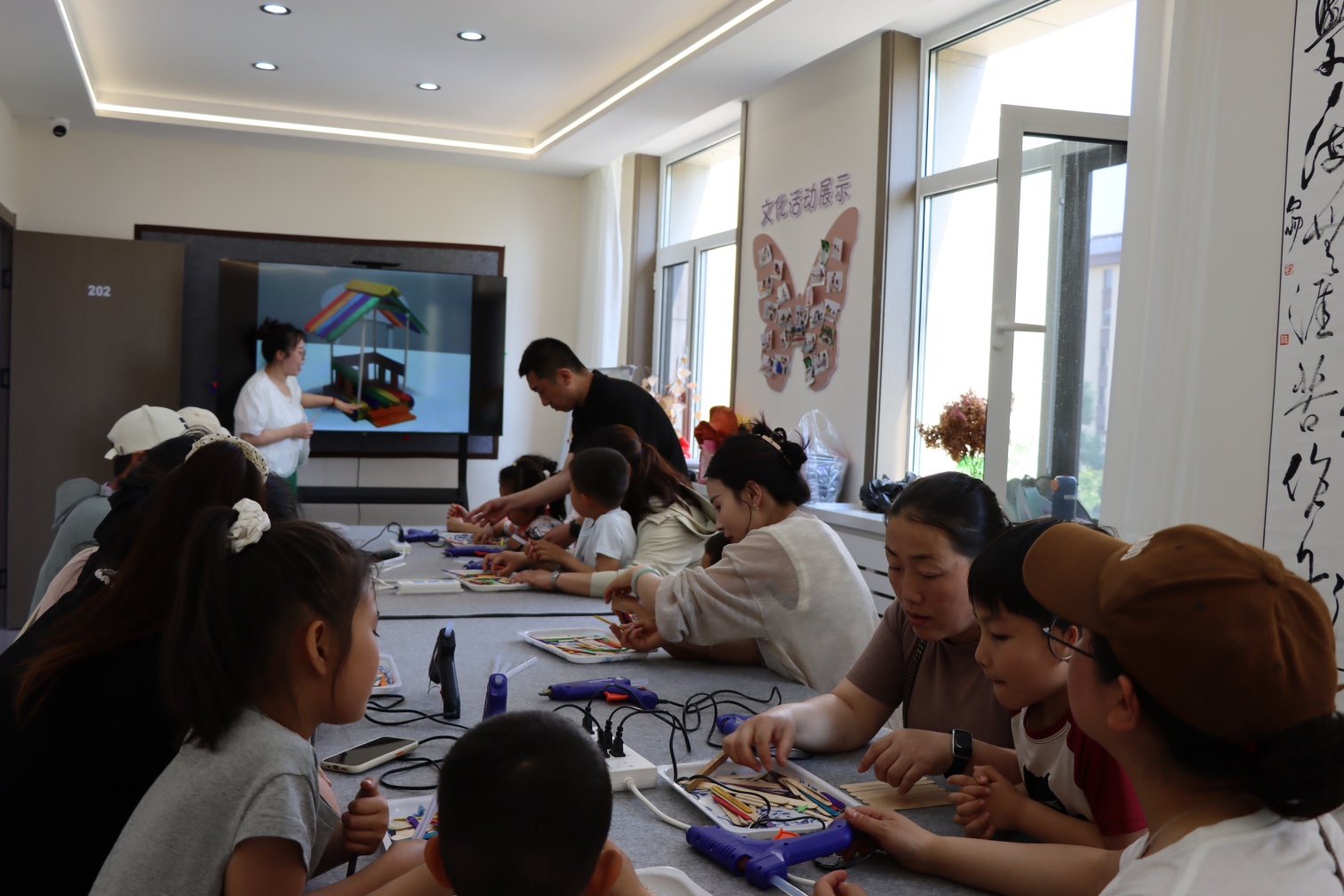 元宝山区西城街道新景四季东社区关工委“巧棍筑梦亲子情 妙手绘暖家园意”活动照片2_副本.jpg