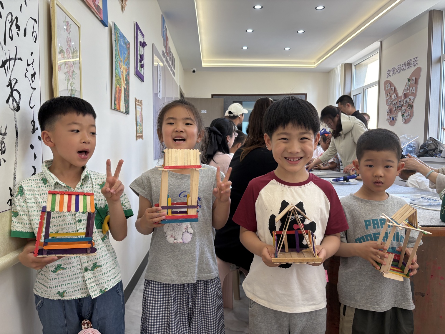 元宝山区西城街道新景四季东社区关工委“巧棍筑梦亲子情 妙手绘暖家园意”活动照片3_副本.jpg