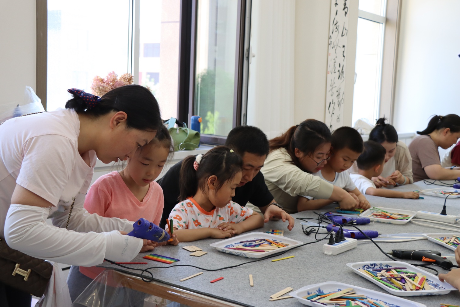 元宝山区西城街道新景四季东社区关工委“巧棍筑梦亲子情 妙手绘暖家园意”活动照片4_副本.jpg