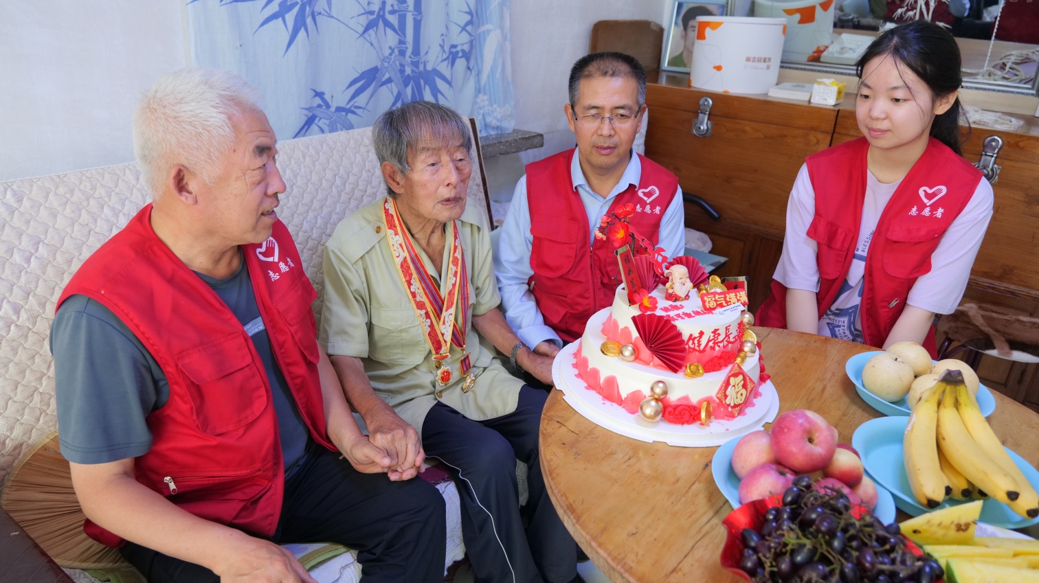 元宝山区草原蓝哈达协会关工委“九秩老兵首尝生日甜”活动照片1_副本.jpg