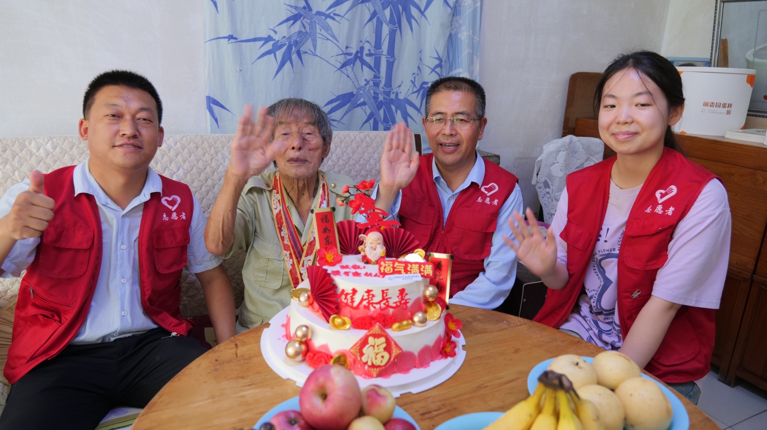 元宝山区草原蓝哈达协会关工委“九秩老兵首尝生日甜”活动照片2_副本.jpg