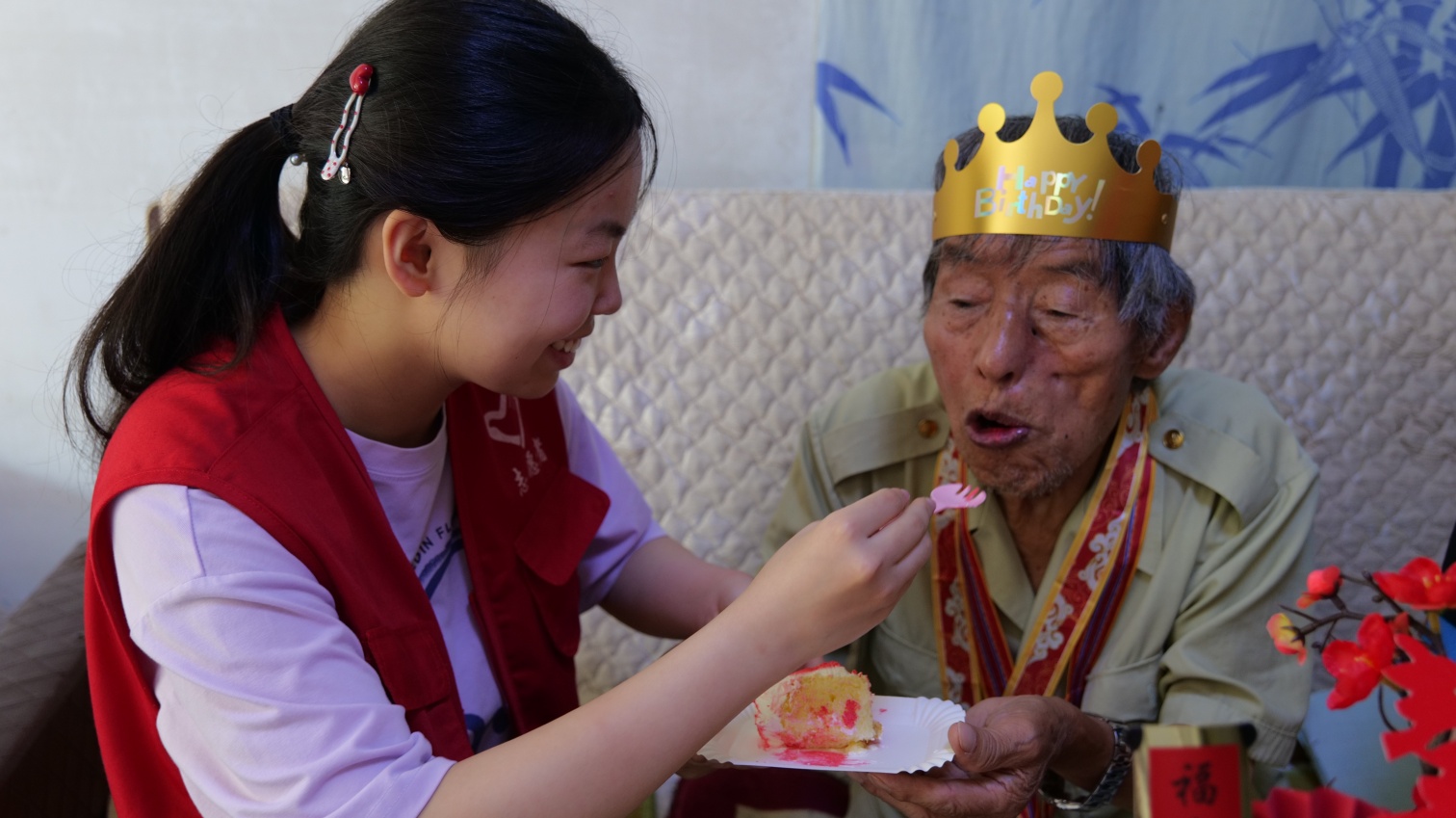 元宝山区草原蓝哈达协会关工委“九秩老兵首尝生日甜”活动照片4_副本.jpg
