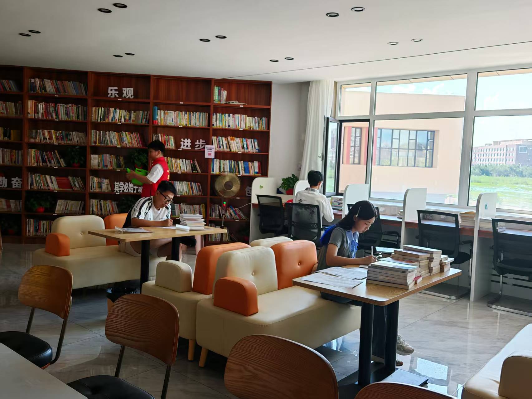 1754614180874724.jpg 元宝山区西城街道新景四季东社区”书韵润假期,智汇成长路“活动照片1.jpg