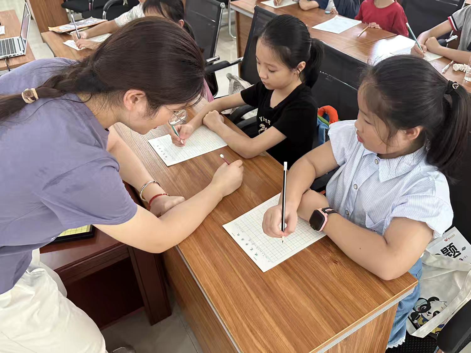 1755140218134745.jpeg 邀请专业机构指导学生练习硬笔字.jpeg