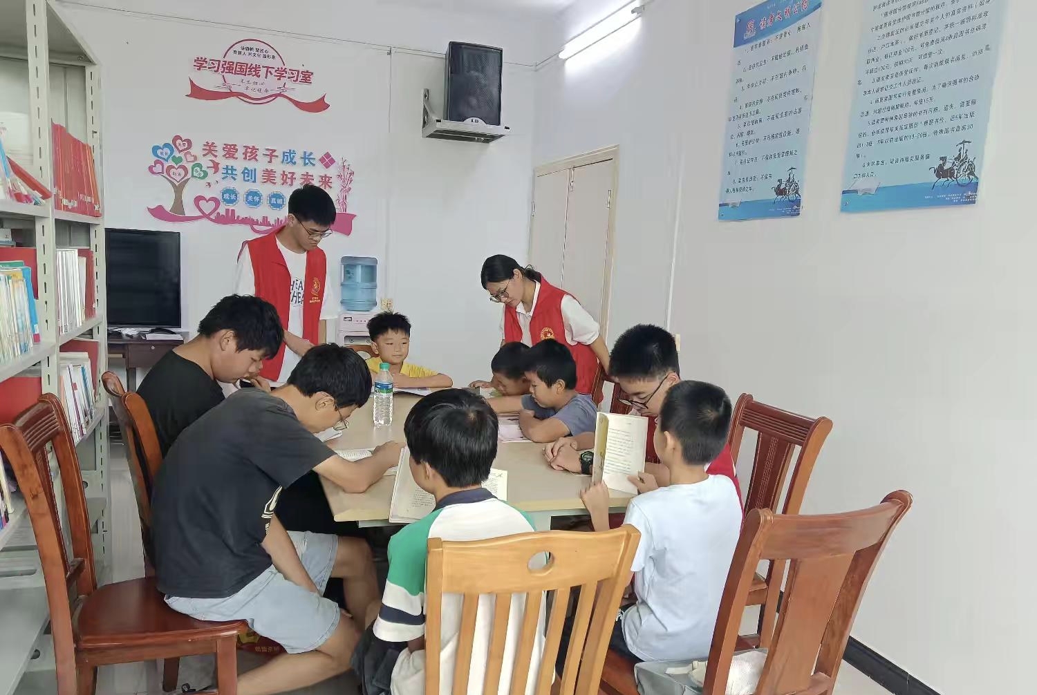 1755510256965254.jpg 学生志愿者辅导作业.jpg