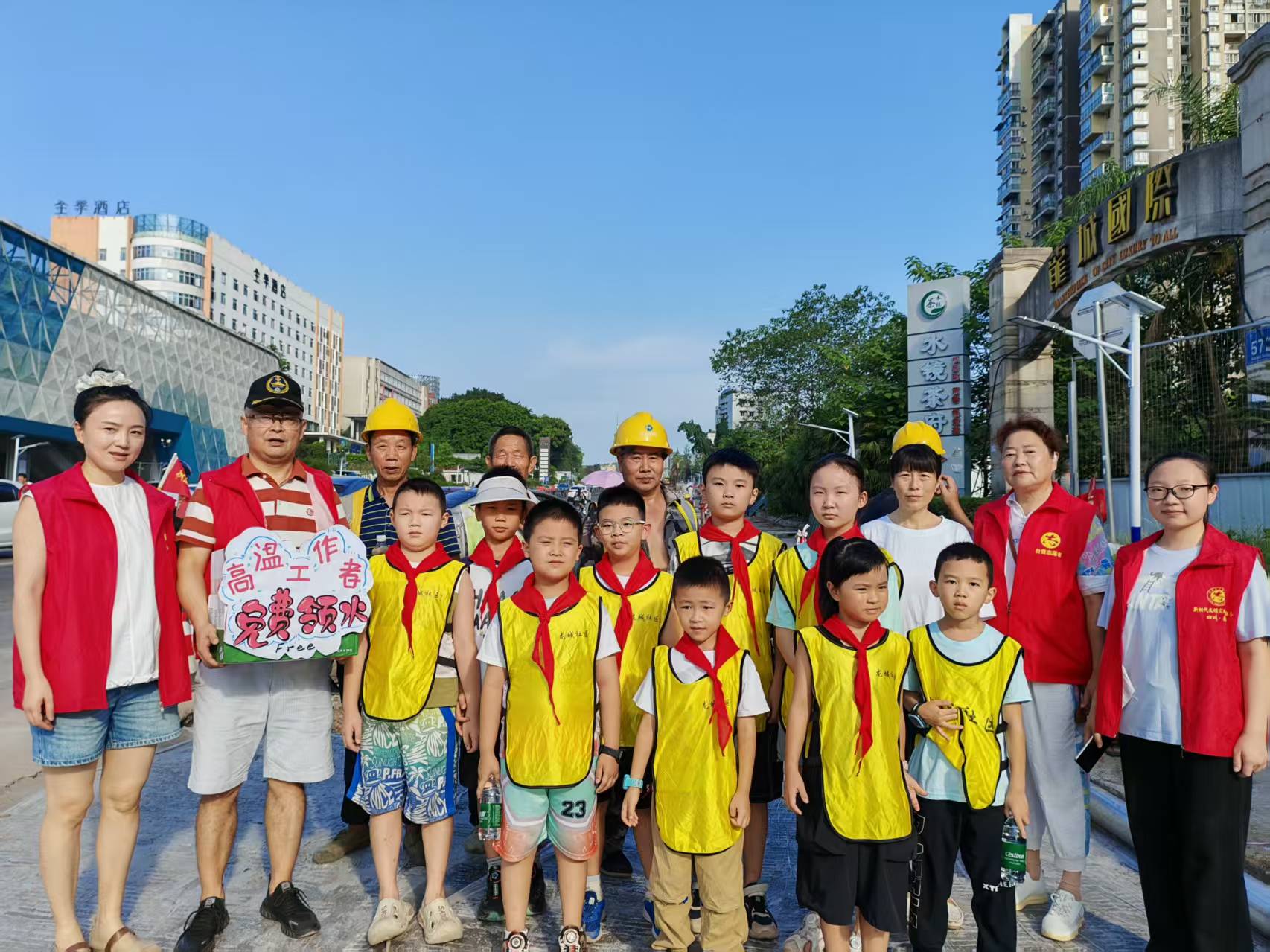 1755660617972762.jpg 龙城社区爱心公益活动2 (2).jpg