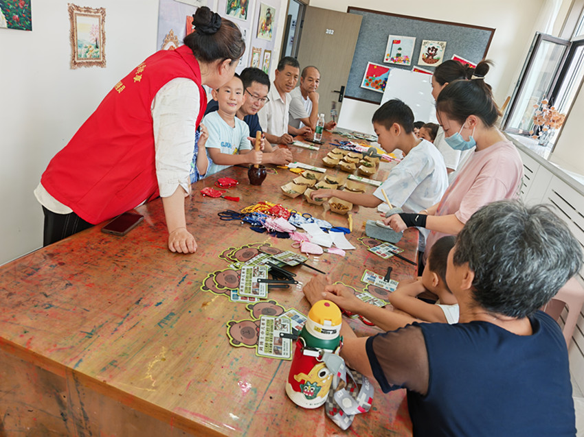 元宝山区西城街道新景四季东社区“四季邻里融医暖 香囊巧制蕴亲情”活动照片2_副本.jpg